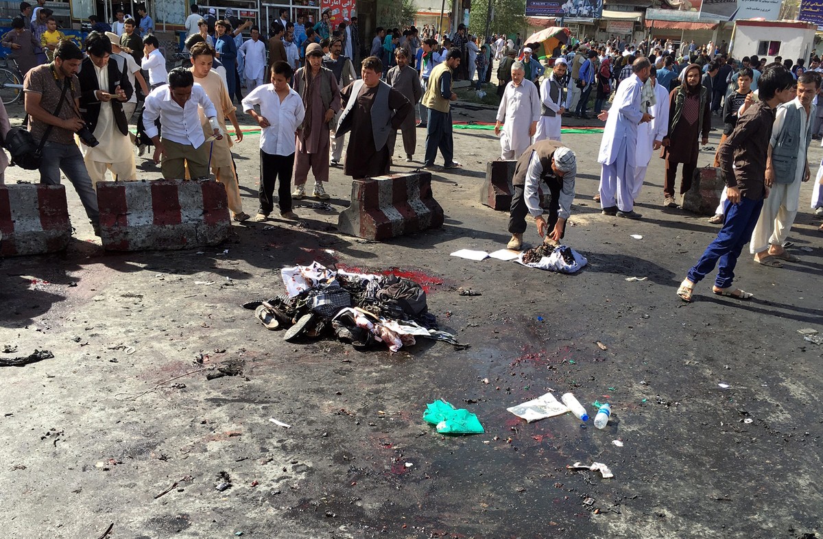 KBL01. Kabul (Afghanistan), 23/07/2016.- People collect the belongings of the victims at the scene of a suicide bomb attack that targeted a demonstration of Hazara minority in Kabul, Afghanistan, 23 July 2016. According to reports at least 20 people were killed and more than 150 injured when a bomb exploded as thousands of people from Hazara minority were protesting the proposed route of the Turkmenistan, Uzbekistan, Tajikistan, Afghanistan, and Pakistan (TUTAP) power line, calling on the government to re-route the line through Bamiyan province which has a majority of Hazara population. The government says the proposed route saves millions of dollars in cost. (Afganistán, Atentado, Protestas, Tadjikistan) EFE/EPA/HEDAYATULLAH AMID ATTENTION EDITORS: PICTURE CONTAINS GRAPHIC CONTENT